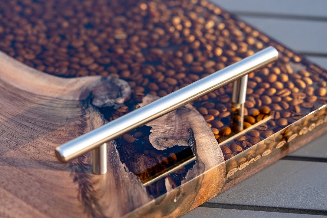 سینی رزین قهوه در حال سرو در کافی شاپ